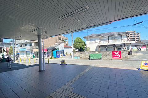 仏子駅（北口）の改札を出たら左へ曲がる